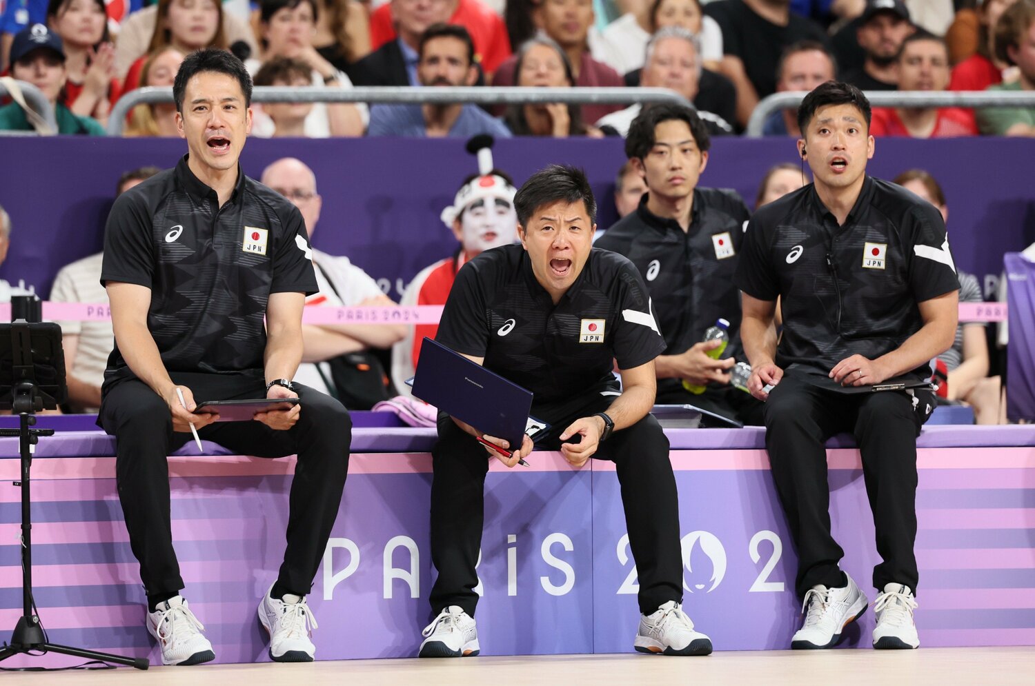 ベンチから鼓舞する（左から）伊藤健士コーチ、行武広貴アナリスト、深津貴之コーチ　©︎Kaoru Watanabe/JMPA