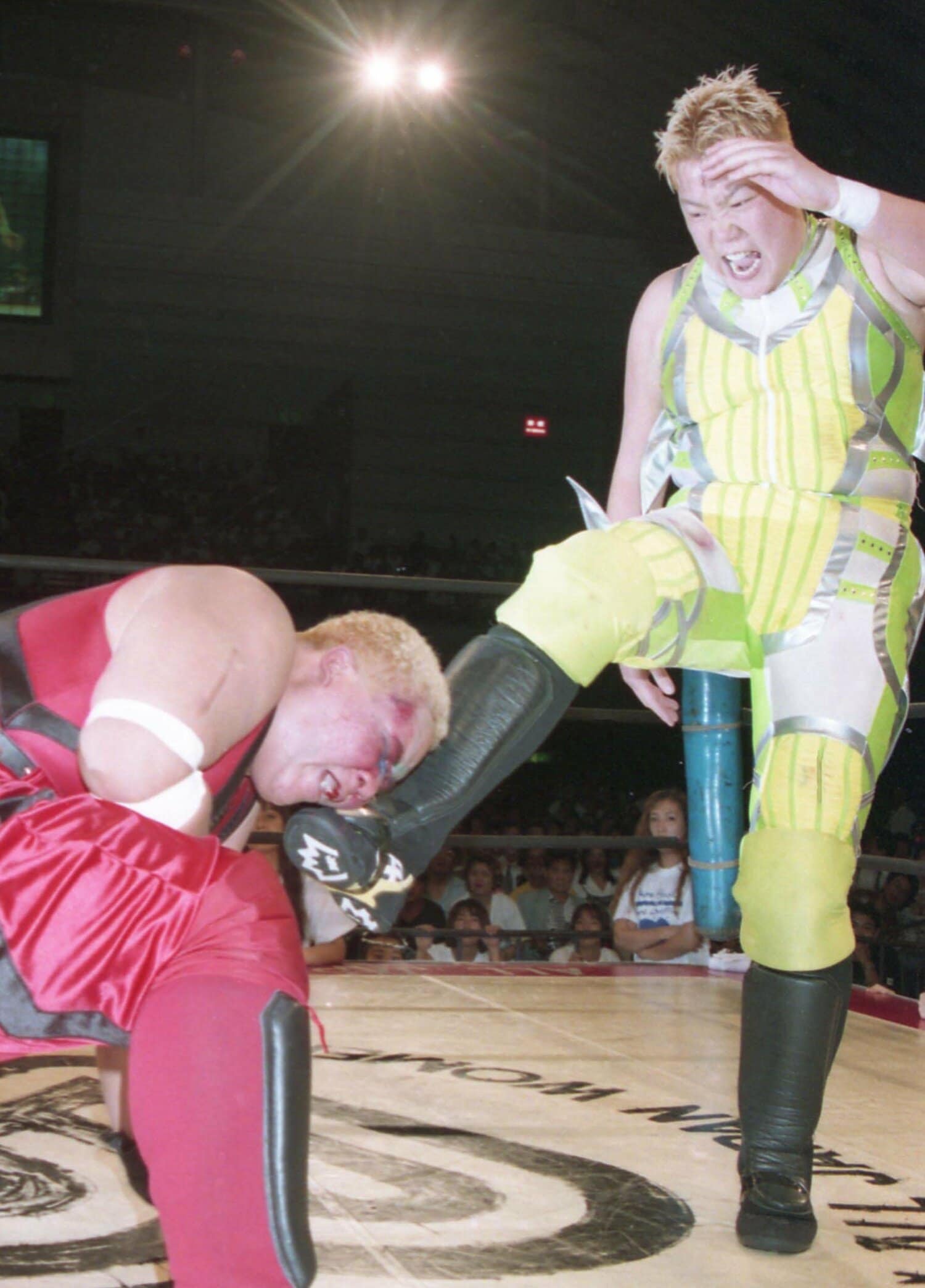 赤いベルトをめぐり、数々の名勝負を繰り広げた関西とアジャ・コング(現アジャコング) ©東京スポーツ新聞社