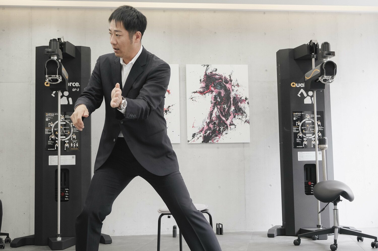 立ち上がりながら打撃論を語る西岡剛　©︎Wataru Sato