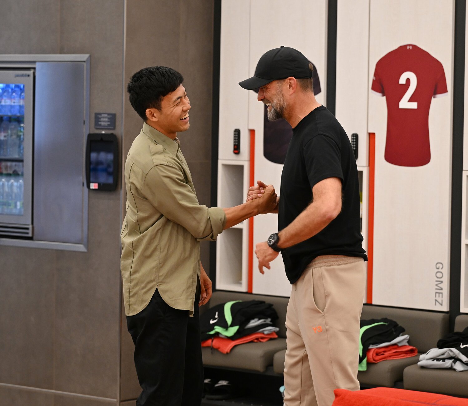 8月18日、リバプールに移籍した遠藤航。クロップ監督と笑顔で握手。この翌日にはボーンマス戦に出場　©Getty Images