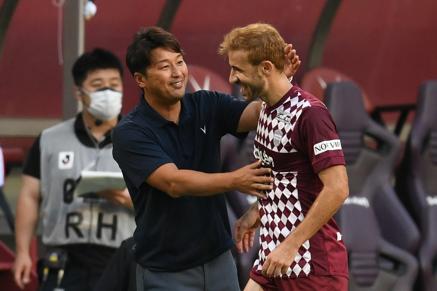 セルジ・サンペールにねぎらいの声をかける三浦淳寛監督　©Getty Images