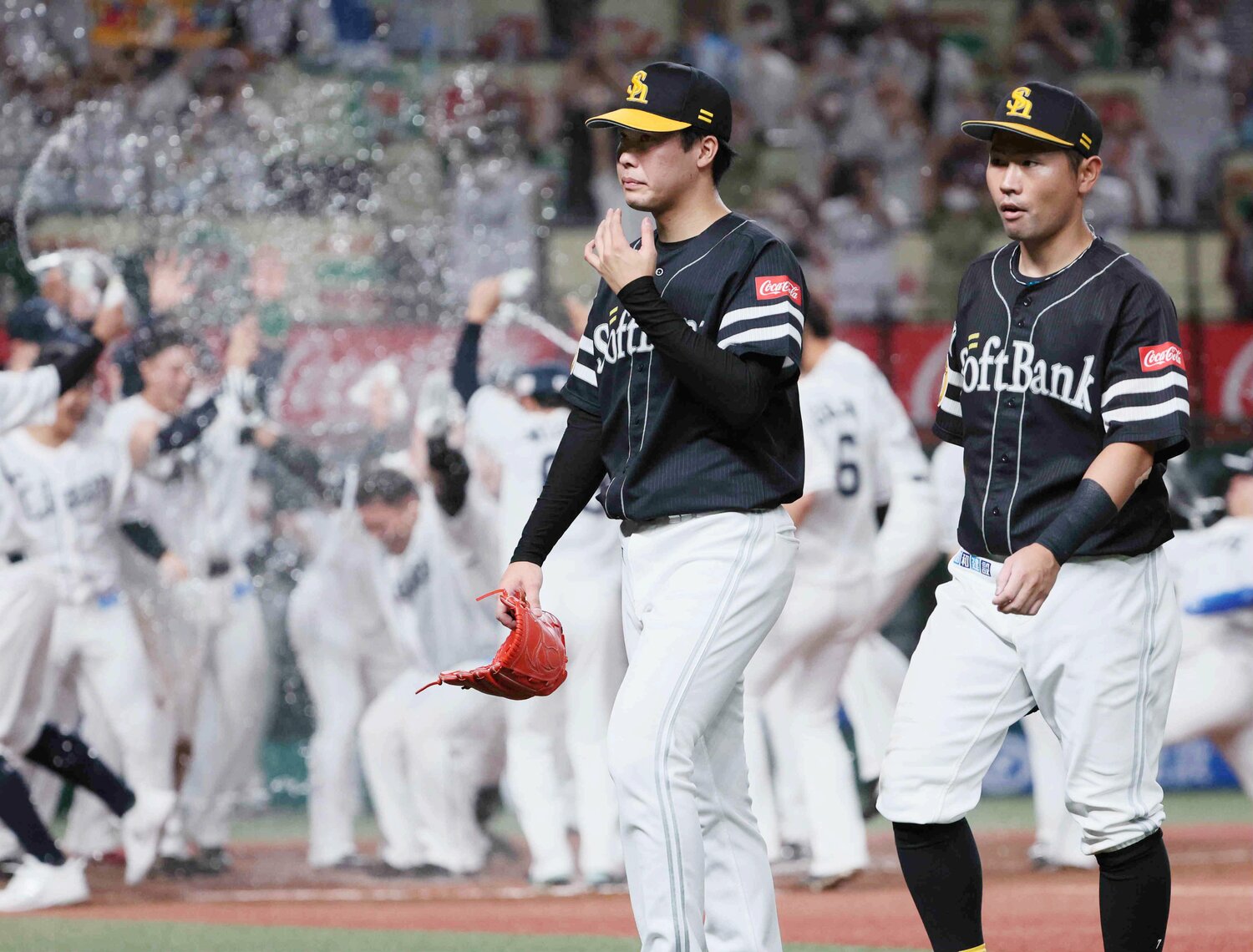 サヨナラ弾を浴び、降板する藤井。ソフトバンクは翌日も敗れ、リーグ優勝を逃した ©JIJI PRESS