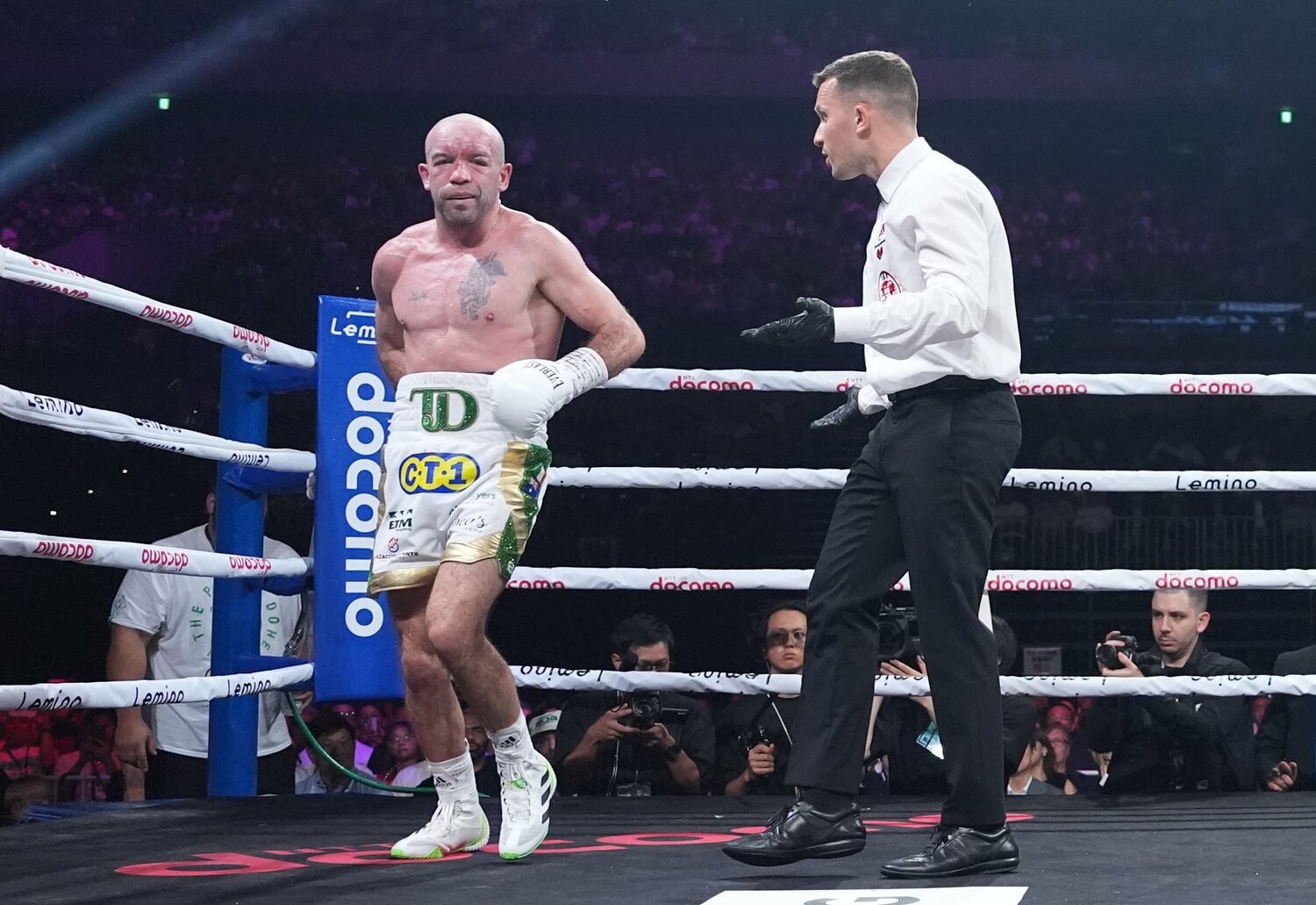 腰を押さえるドヘニー。そのまま井上のTKO勝利となった　©Naoki Fukuda