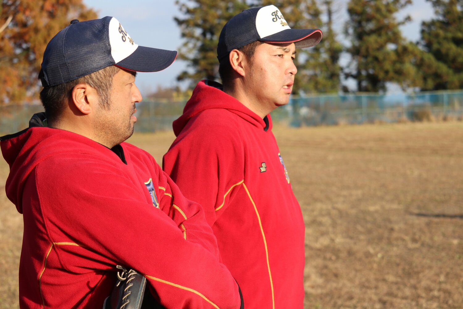 加美農を率いる佐伯友也監督（奥）、斉藤太郎部長（手前） ©Yuki Kashimoto