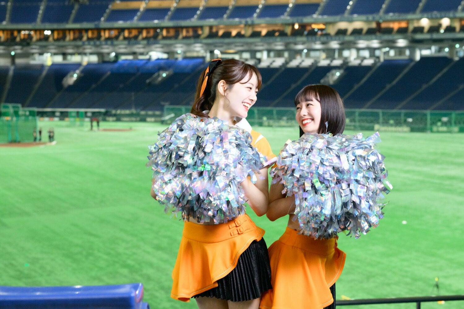 「VENUS」メンバーの高坂咲舞さん（右）と大倉かりんさん（左）　©Miki Fukano