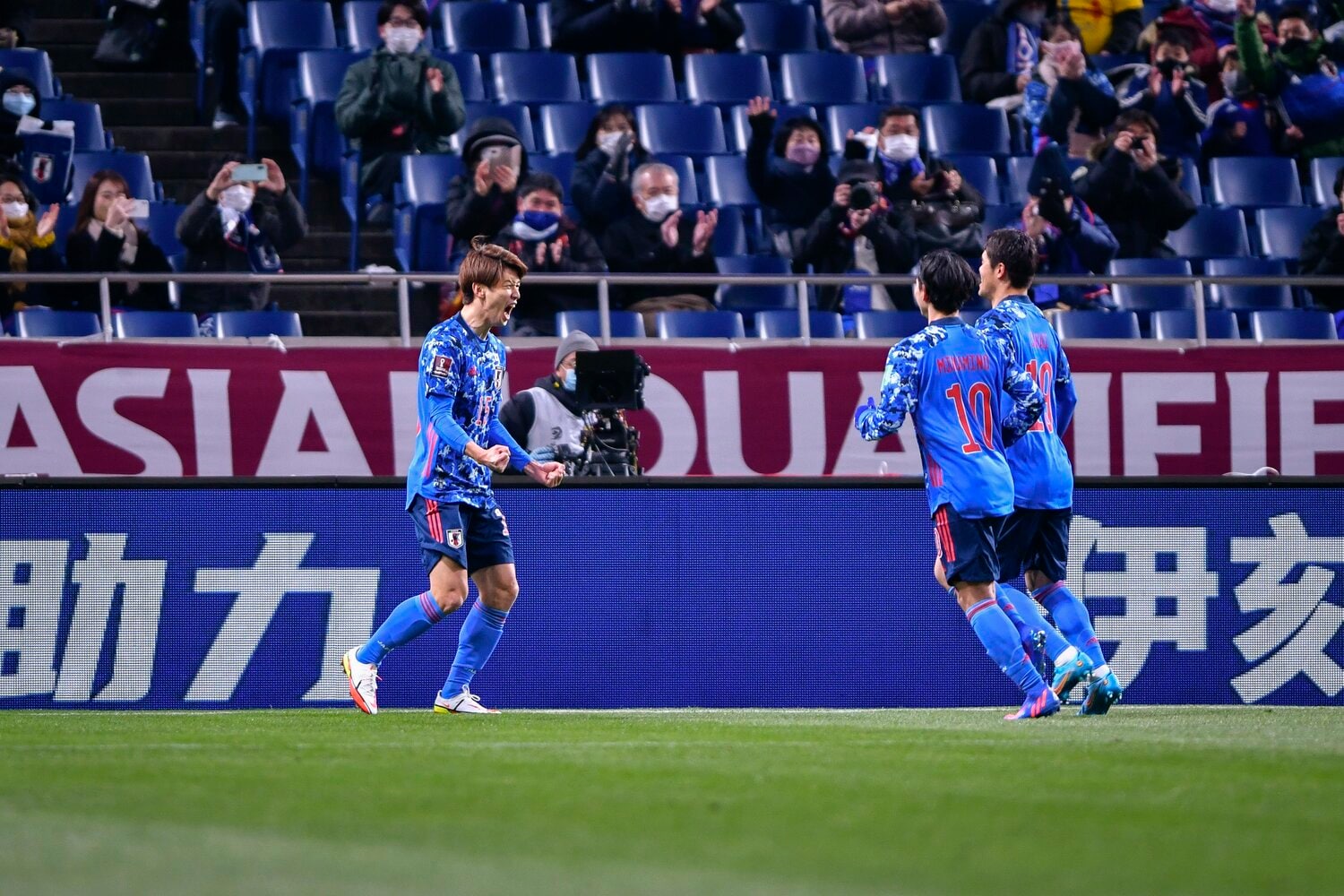 PKを決めて雄叫びをあげる大迫勇也　©Takuya Sugiyama/JMPA