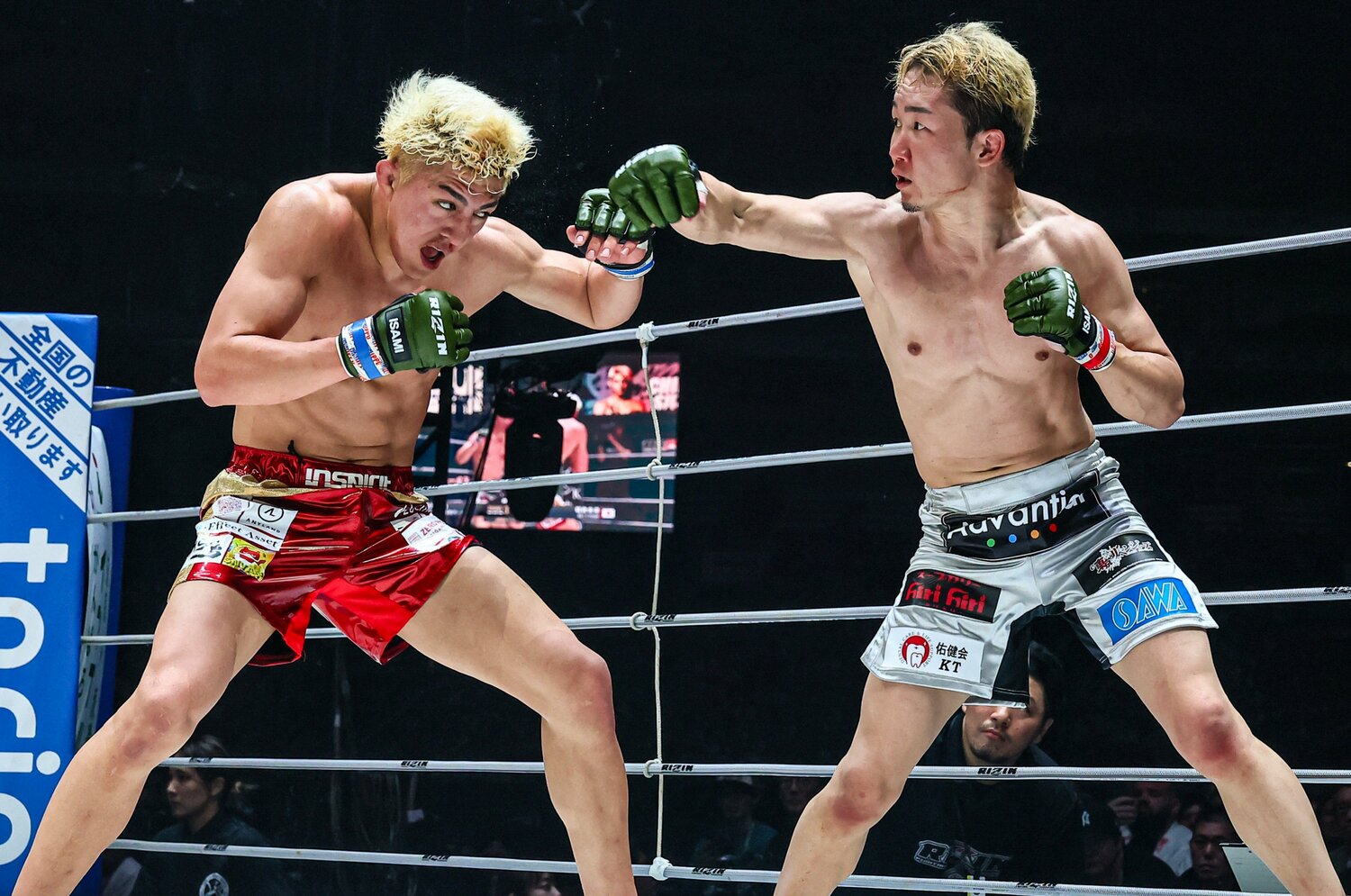 朝倉未来が“両者流血のTKO勝利”で見せた必死さ…『RIZIN男祭り』鈴木千裕戦直後の「全然楽しくないですよ」発言、3連敗からの復活劇はなぜ生まれたか？＜Number Web＞ photograph by RIZIN FF Susumu Nagao
