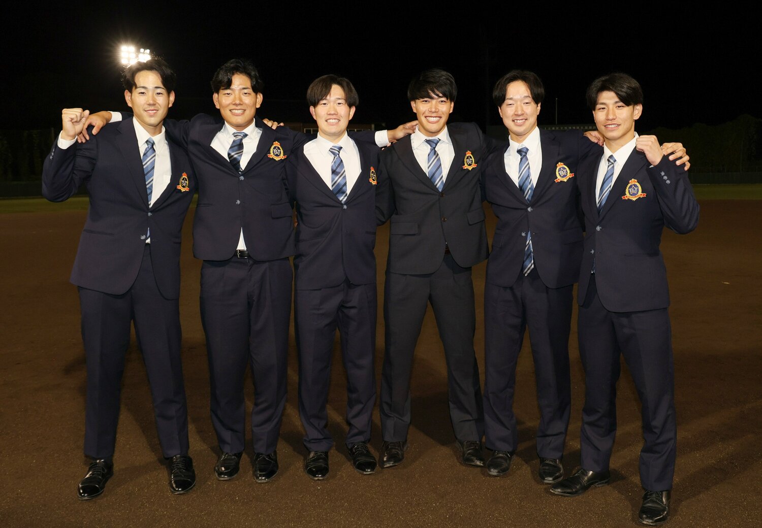 オリックス1位の麦谷（右から3人目）ら6人が指名を受けた富士大。一方で志望届提出者は「7名」だった　©JIJI PRESS