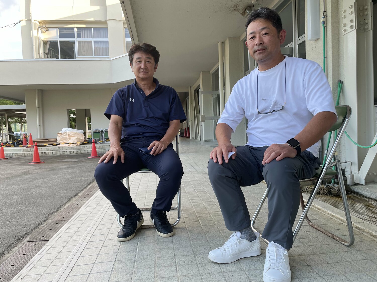 1987年度に池田野球部を卒業した谷川信吾さん（左）、松端範人さん。86年センバツ甲子園の優勝メンバーでもある ©NumberWeb