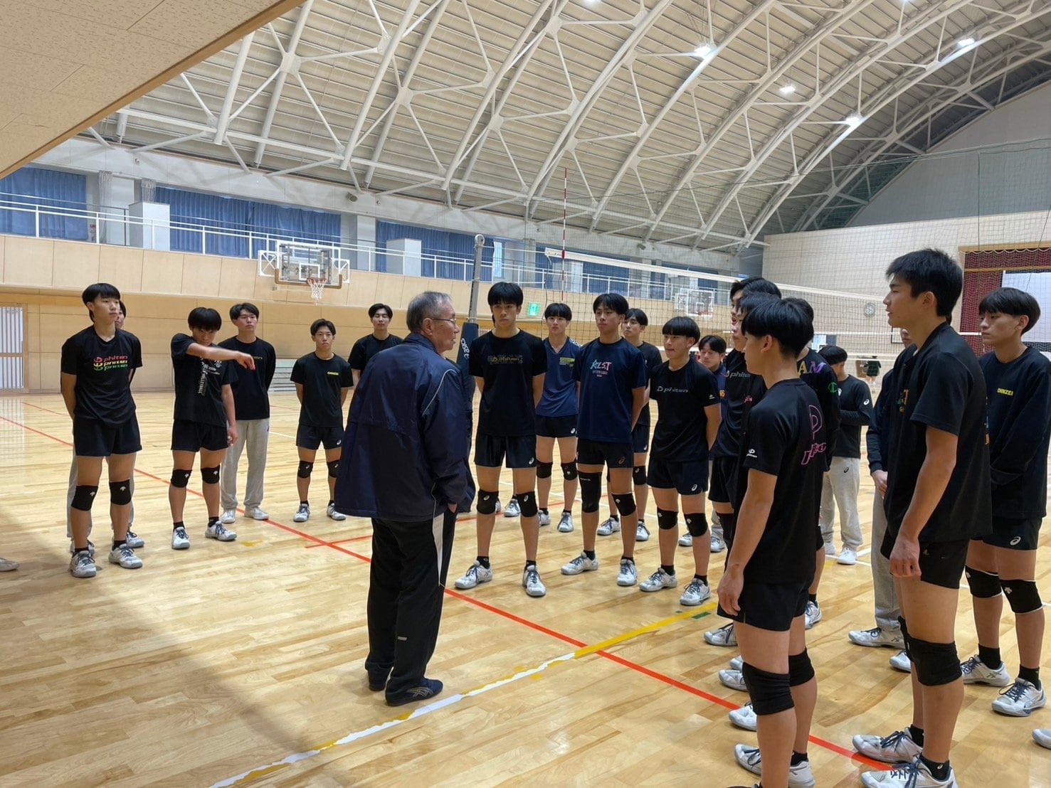 鎮西高校の練習風景。畑野監督（中央）の話に耳を傾ける選手たち　©︎Yuko Tanaka