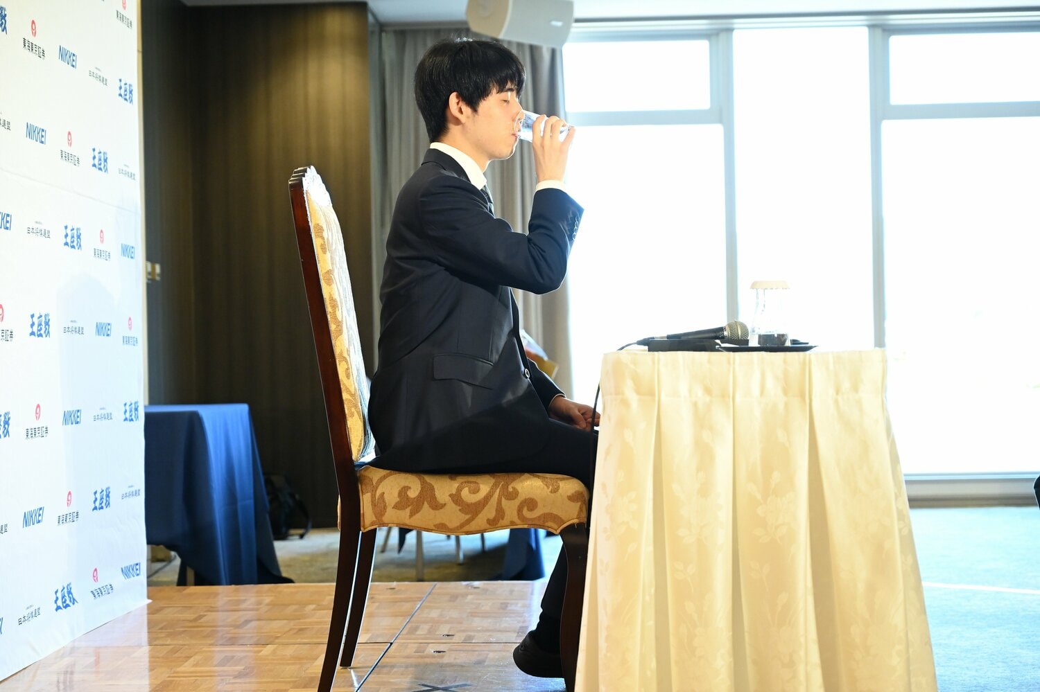 水を飲む ©Keiji Ishikawa