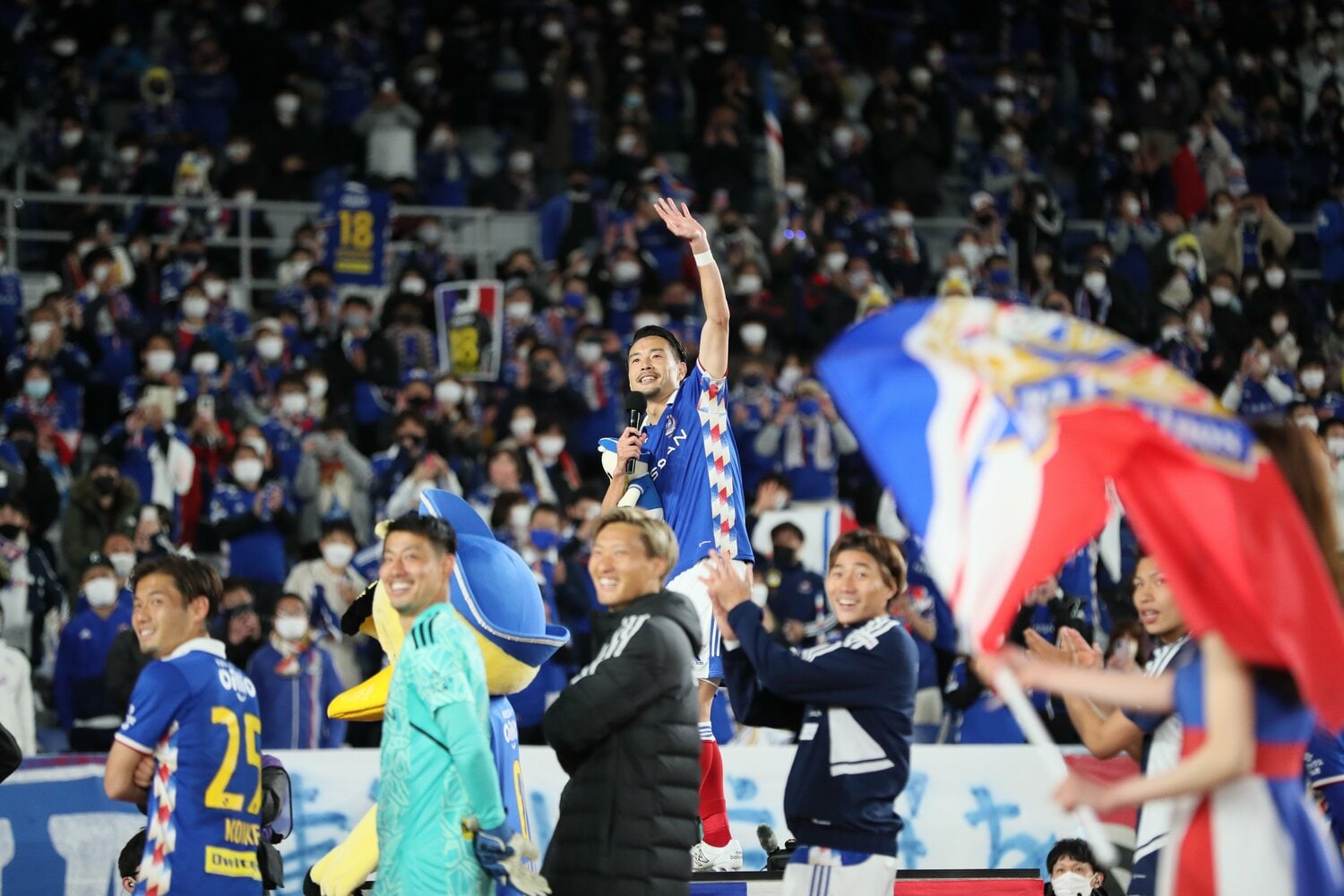 試合後のインタビュー、笑顔で手を振る水沼宏太　©JIJI PRESS