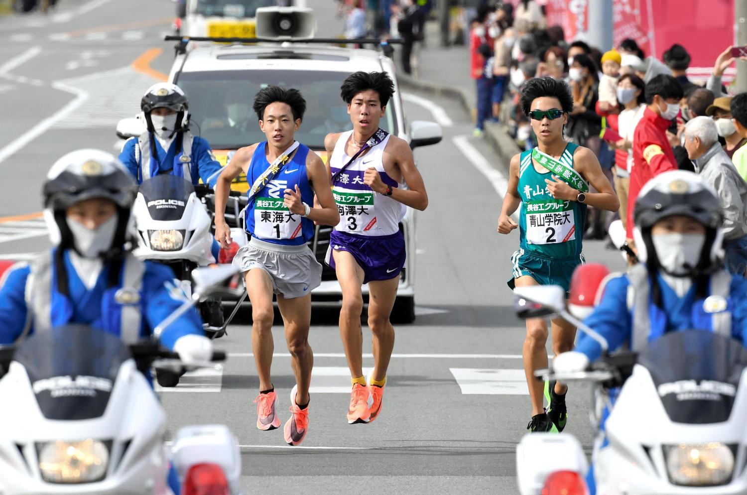 8区で青学大・吉田圭太（右）に追いつき、逆転する東海大・名取燎太（左）と駒大・田沢廉　©KYODO