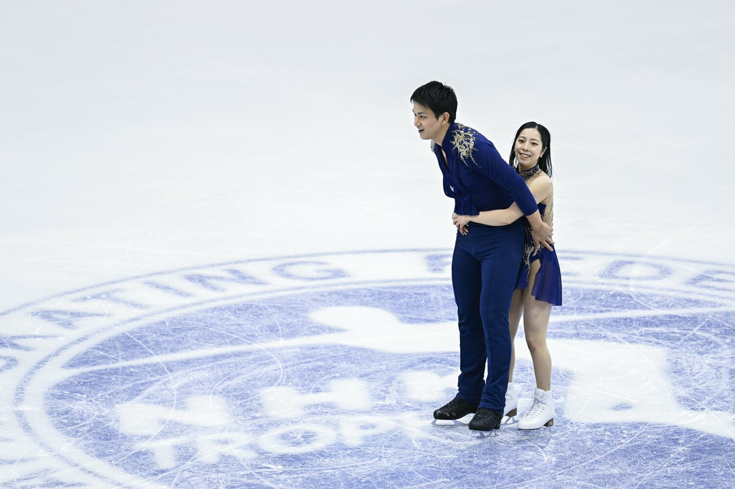 NHK杯、ショートプログラムの演技後に後ろから三浦が抱きつく　©Asami Enomoto