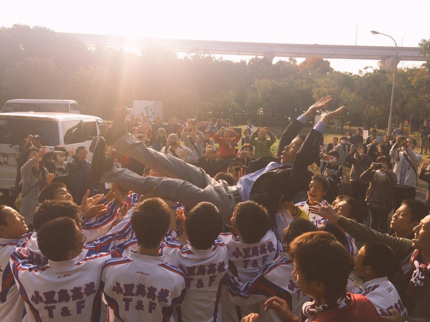 荒川監督を胴上げする小豆島チーム/真砂さん提供