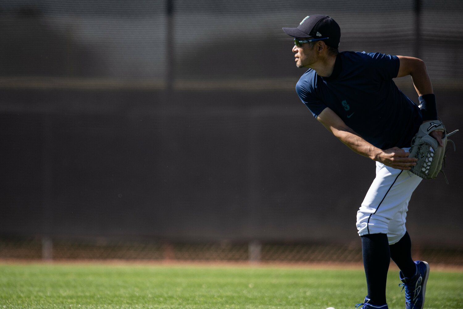 マリナーズのスプリングキャンプでキャチボールをするイチロー。その相手は… ©︎Nanae Suzuki