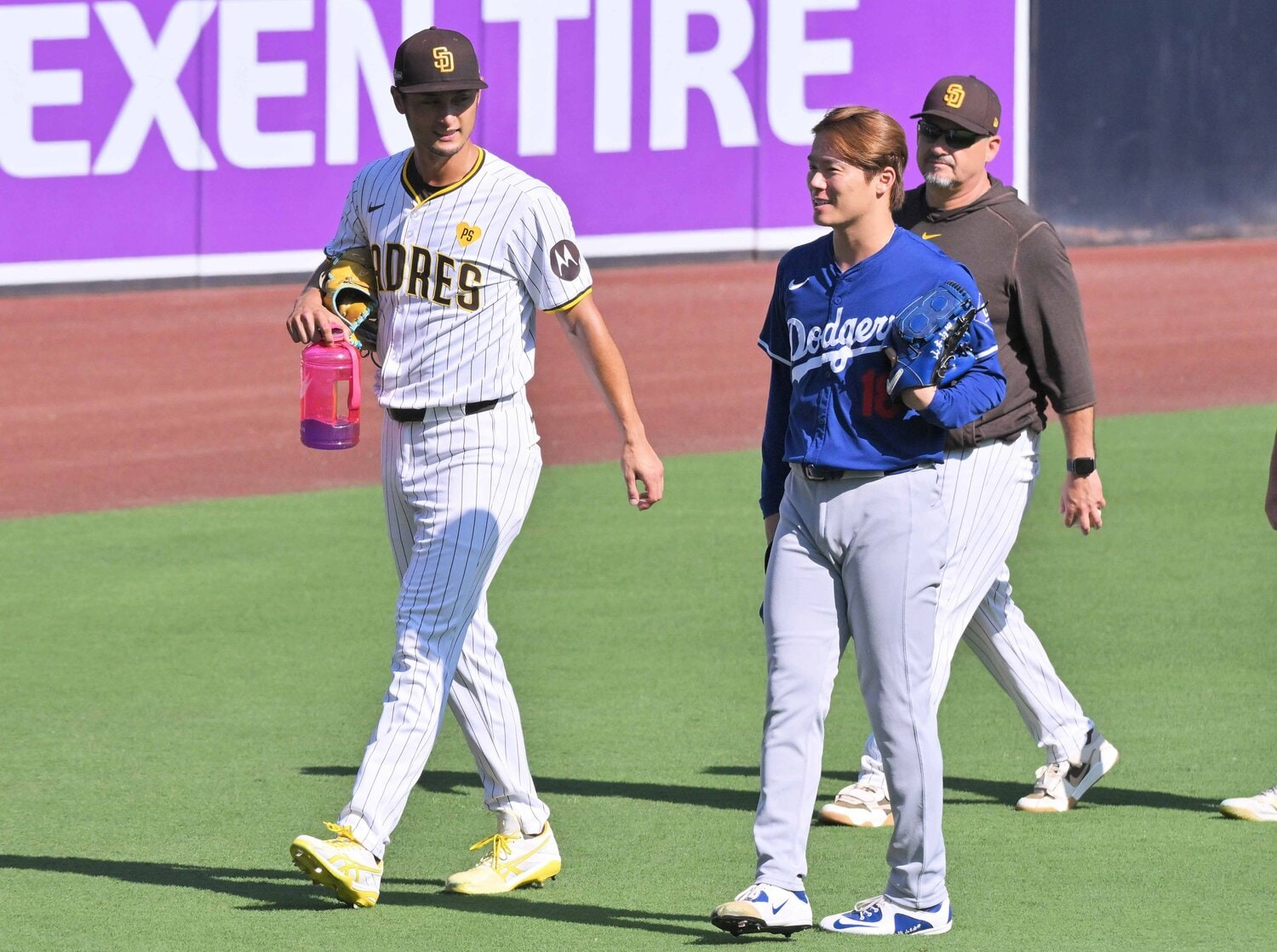 地区シリーズ第4戦でのダルビッシュ有と山本由伸。投げ合いを前に言葉をかわす　©JIJI PRESS