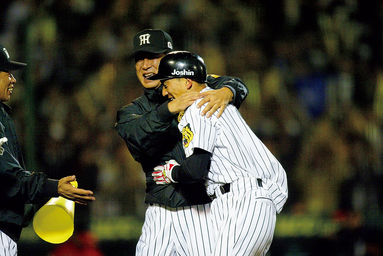 第4戦でサヨナラ本塁打を放った金本を星野監督が祝福　photograph by Hideki Sugiyama