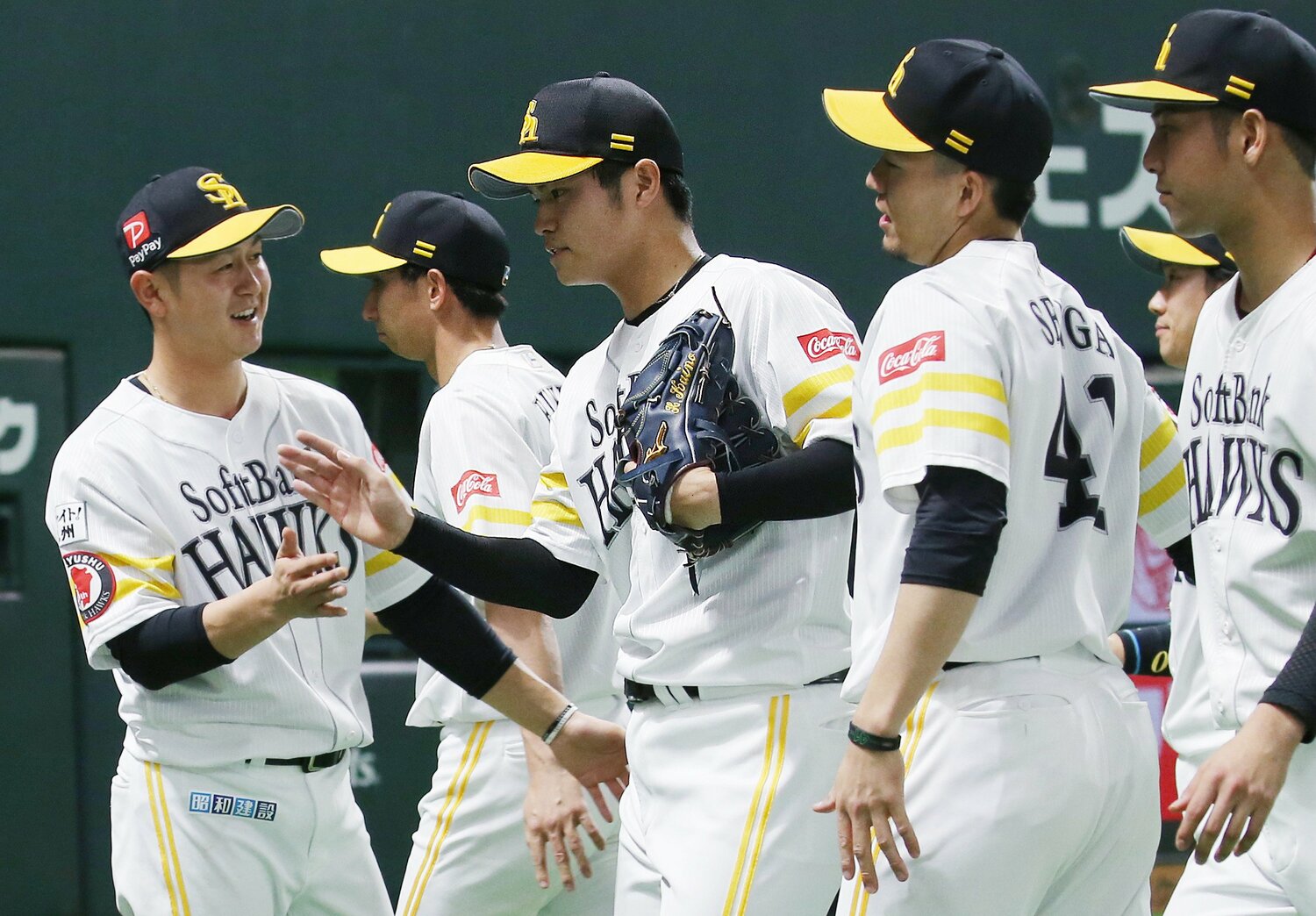 プロ初登板を終え、千賀らに迎えられる甲斐野　©JIJI PRESS