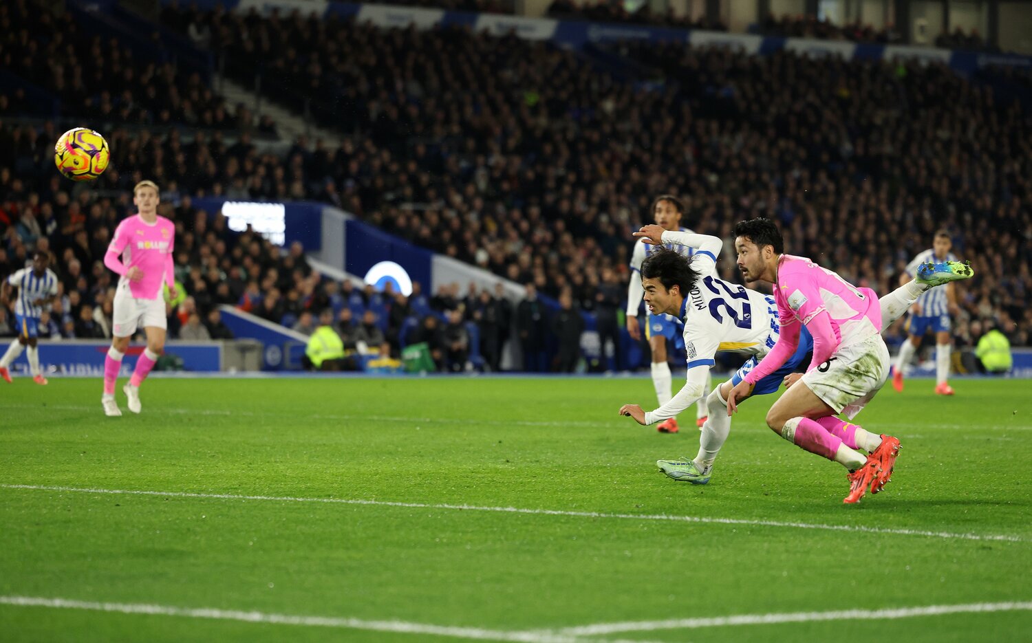 11月29日ブライトン対サウサンプトン。前半29分、三笘薫のゴールシーン【1枚目／全3枚】。右SBランプティのクロスボールにダイビングヘッドで合わせる三笘　©Getty Images