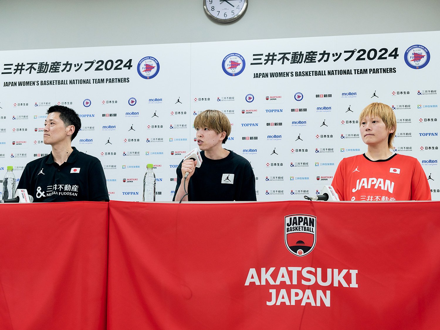 試合後記者会見に応じる恩塚HCと林咲希、髙田真希