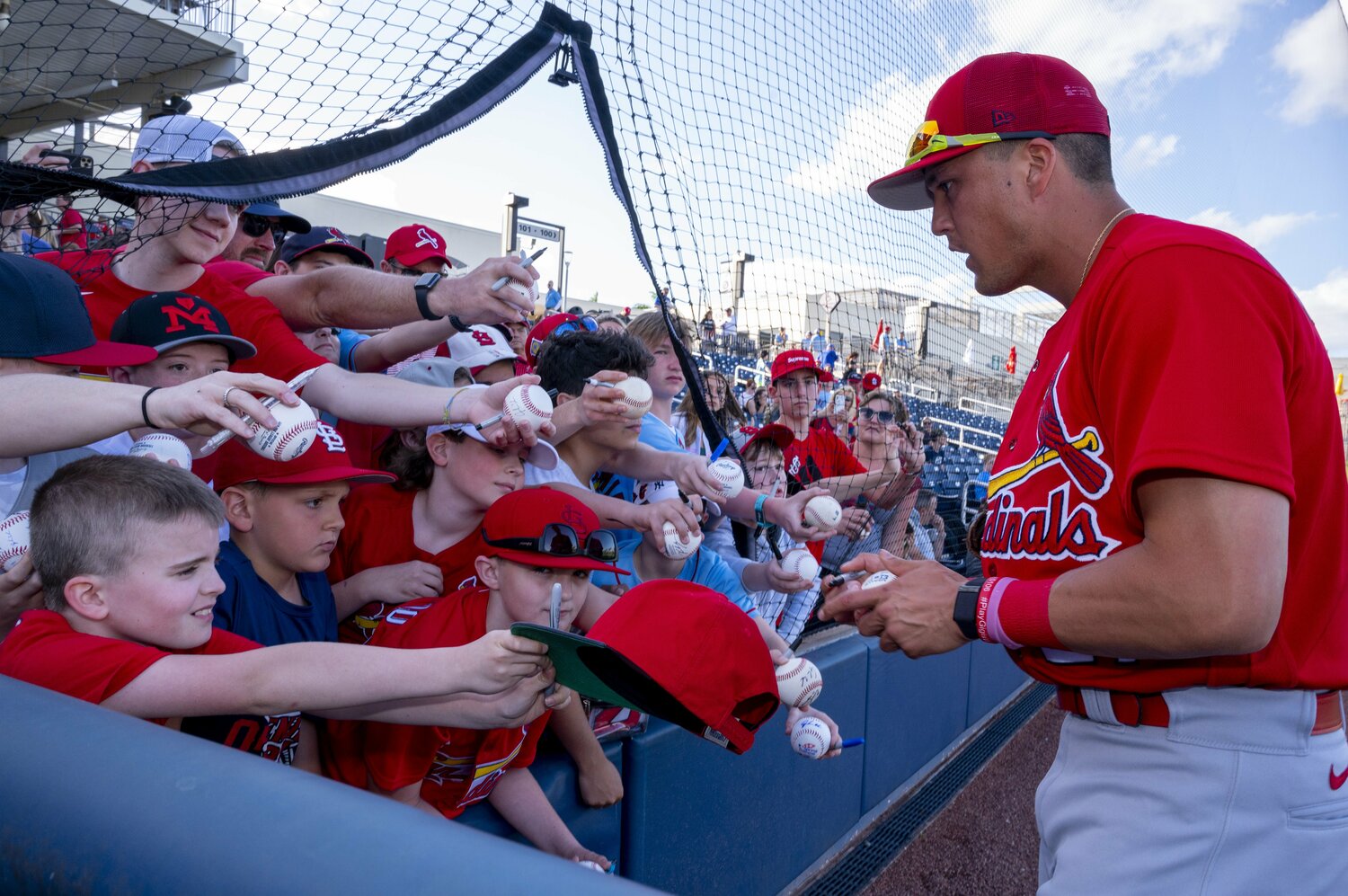 カージナルスファンの子どもたちにサインをするヌートバー ©Getty Images