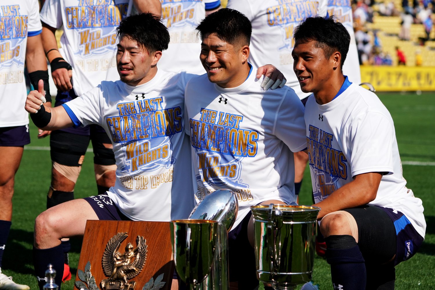 ともにチームを支えたSH小山大輝（左）と共に笑顔で写真に収まる松田と山沢　©SportsPressJP/AFLO