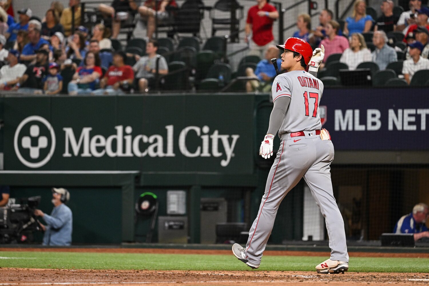 「見たか」と言わんばかりの、「読み」の的中を示すような19号のバットフリップ　©Nanae Suzuki