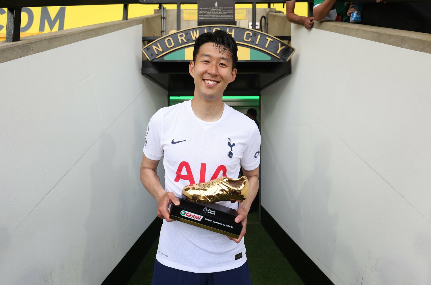 プレミアリーグ得点王の証であるゴールデンブーツを手に微笑むソン・フンミン　©Getty Images