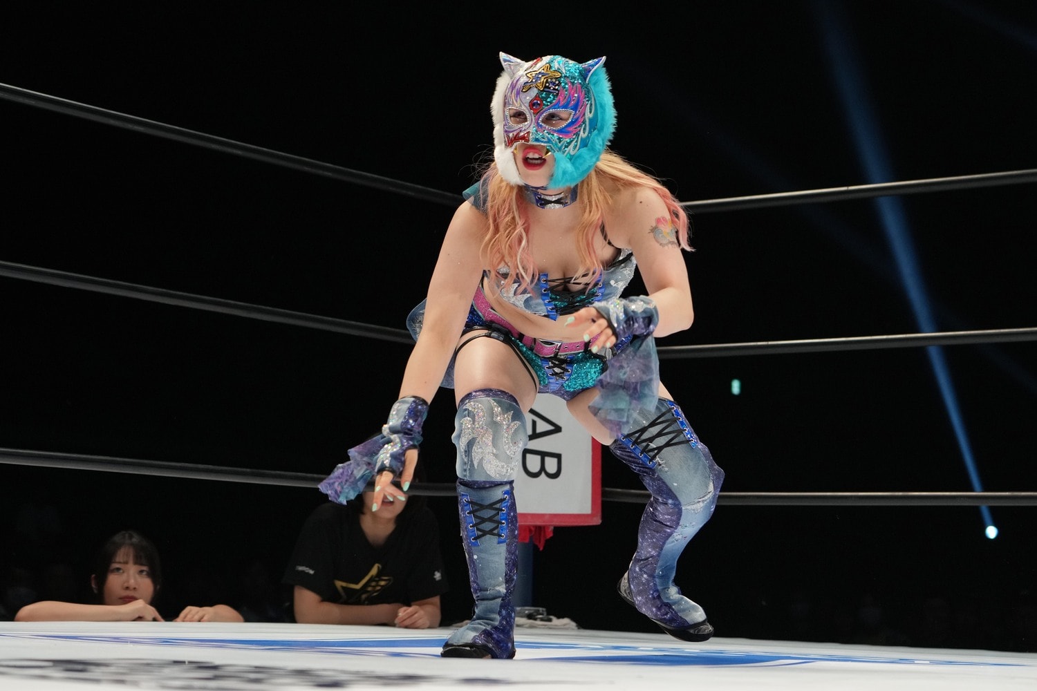 新ユニットでは全身ブルーの真新しいコスチュームでリングに　©Essei Hara