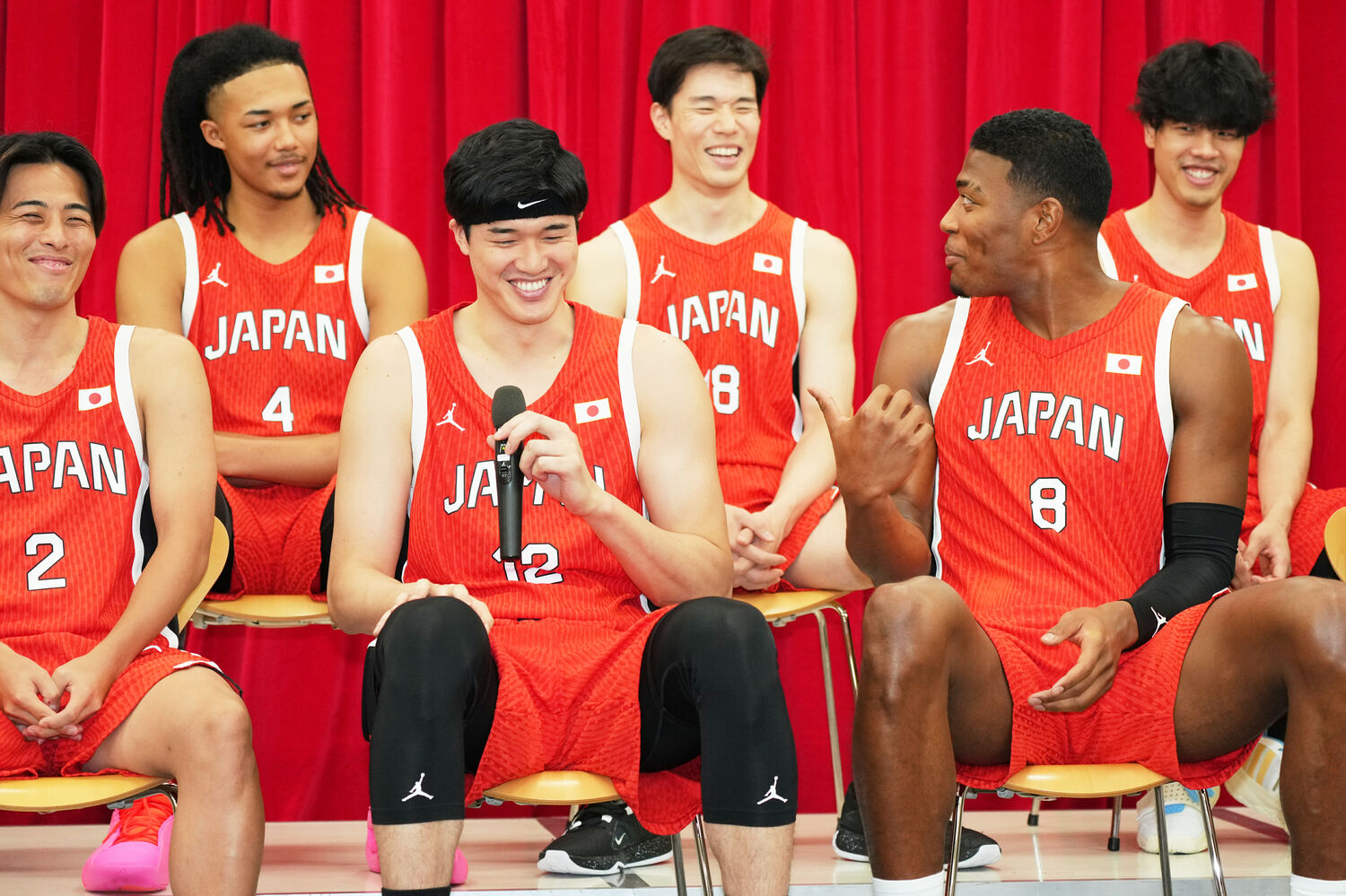 記者会見で憧れの選手たちと肩を並べたジェイコブス晶　©︎AFLO SPORT