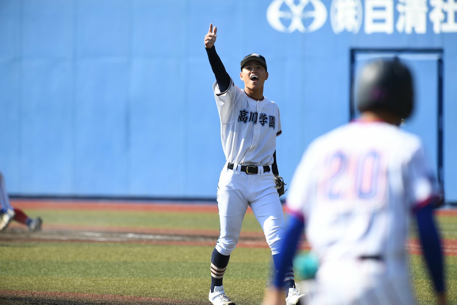 昨秋の中国大会準決勝で勝利し、センバツ当確で喜びを爆発させる高川学園・木下瑛二 ©Kota Inoue