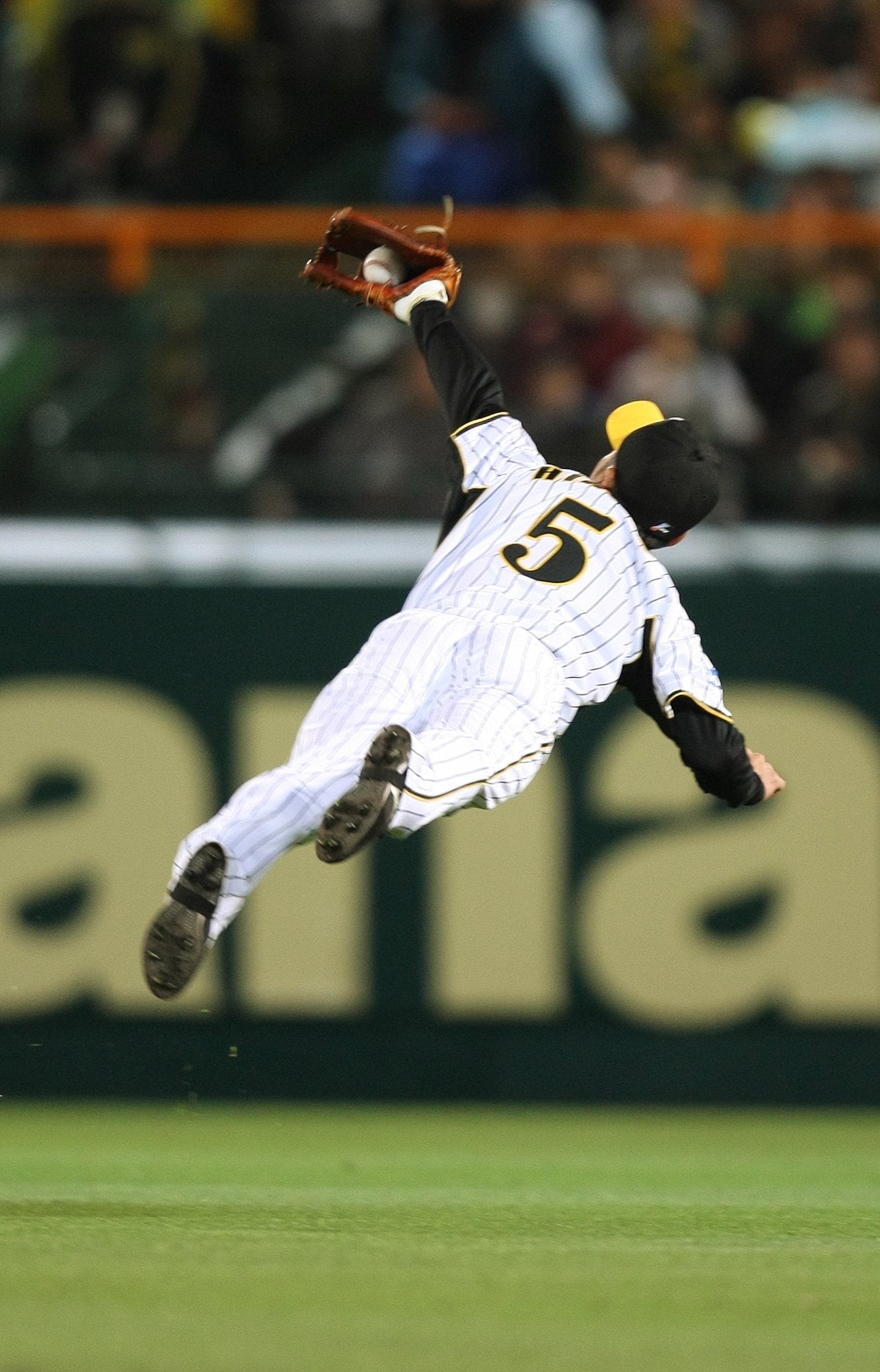 ファインプレーを見せる阪神時代の平野氏　©JIJI PRESS