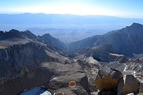 谷底にはモハベ砂漠が見える。「あそこから来たんだ」と感慨深い。 