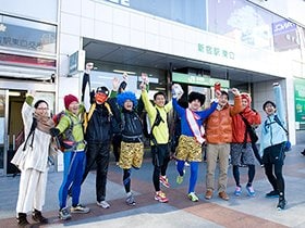 一緒に走りにきてくれた方、わざわざ募金に来てくれた方、総勢9名で記念写真。