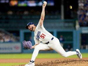 「彼はべシアとチームメイトだったのか？」ドジャース“不在の救援左腕”の背番号を対戦相手が「帽子に書いた」ワケは？「人生が野球より大きなものと…」