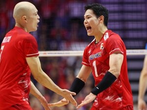 大阪でのVNL予選ラウンドの宿舎で相部屋だったという西田有志（右）と深津英臣。10歳も離れた2人の共通点とは
