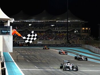 F1最終戦で勃発したハミルトン造反。チームの戦略介入、やりすぎの域？＜Number Web＞ photograph by Getty Images