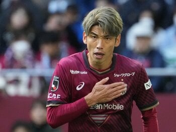 大迫勇也はヴィッセル神戸に何をもたらしたのか？ 優勝決定試合でカメラマンが見た“半端ないエースの猛ゲキ”「弱気の虫を叩き潰すかのように…」＜Number Web＞ photograph by Masashi Hara