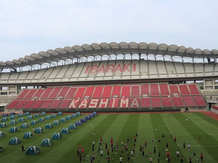 鹿島スタジアムキャンプに潜入取材。ピッチ上に泊まり、星を眺めてみた。＜Number Web＞ photograph by Hirokazu Ikeda