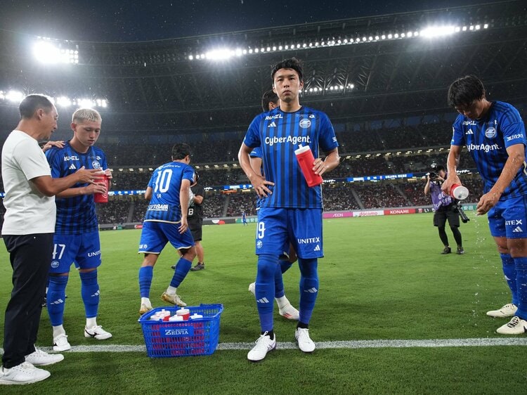 FC町田ゼルビア J2優勝記念 写真集 フォトブック サッカー 本 2023 Amazon.co.jp: FC町田ゼルビア J2優勝記念 フォト集 フォト
