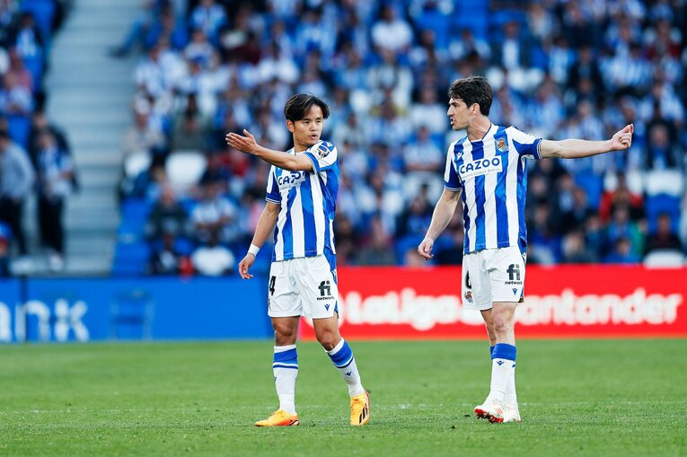 「クボはノルマル（普通）よ」辛口おばあちゃんにバルで遭遇も…カメラマンが撮った久保建英21歳の“軽快ドリブル＋母・祖母のような愛”(68)