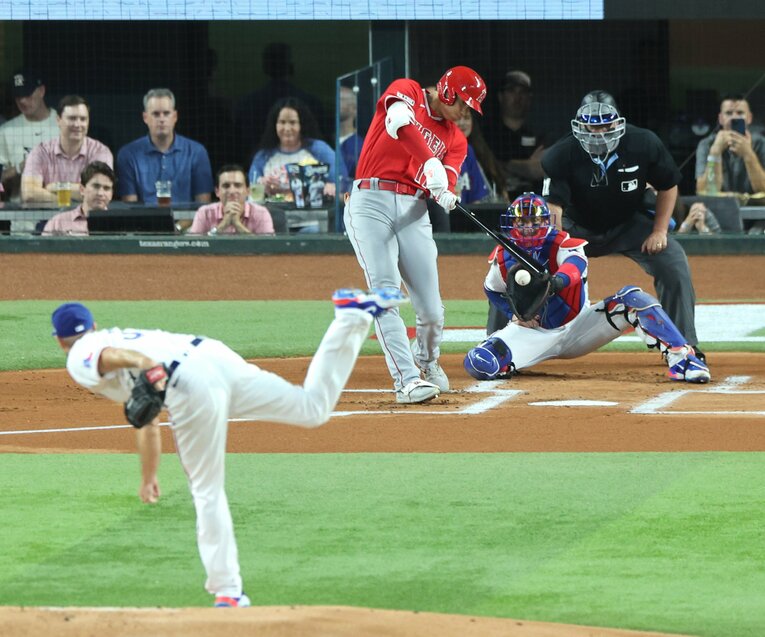 今季の大谷vsシャーザー。サイヤング賞3度の名右腕も、大谷にエールを送った　©JIJI PRESS