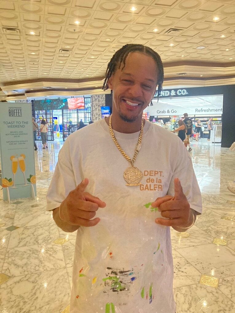 復帰戦に勝利し、安堵した表情を浮かべるラヒーム氏。チーフトレーナーを外れたが、今後もフルトンをサポートしていく（筆者撮影）