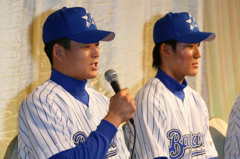 2006年の横浜入団会見に臨む筆者（左）と梶谷隆幸。「ケージが打球から出なかった」梶谷がプロの世界で18年も活躍できたワケは何だったのだろうか ／ photograph by 筆者提供