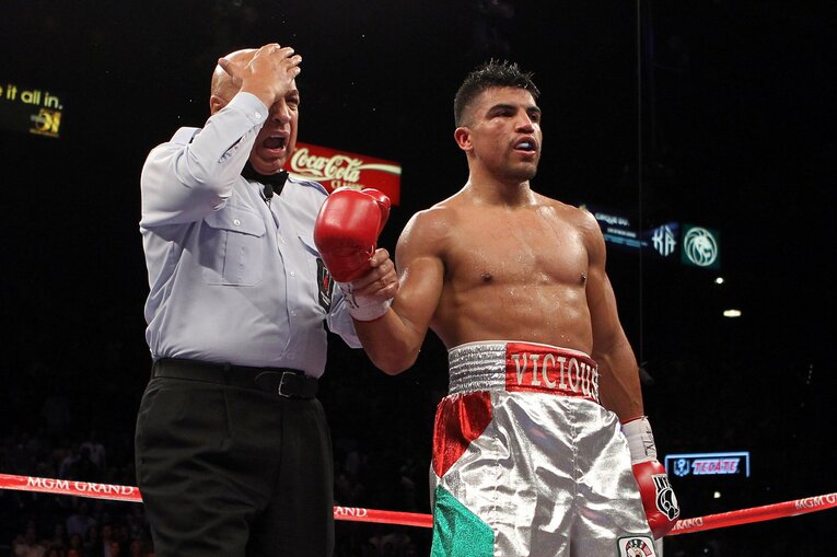 2011年9月17日、WBC世界ウェルター級タイトルマッチで、挑戦者のフロイド・メイウェザー・ジュニアにバッティングを見舞った王者ビクター・オルティス。これはレフェリーに故意と見なされ、写真のように減点を受けることになった　©Getty Images