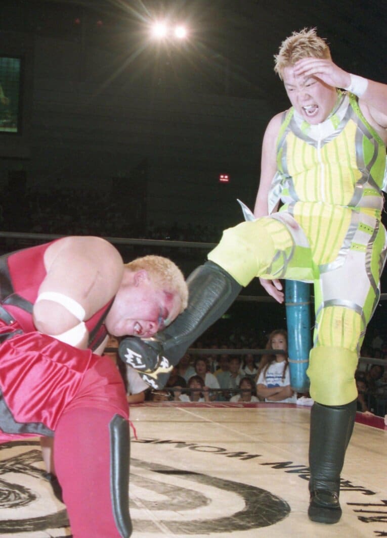 赤いベルトをめぐり、数々の名勝負を繰り広げた関西とアジャ・コング（現アジャコング）　©東京スポーツ新聞社