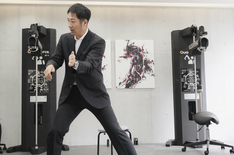 立ち上がりながら打撃論を語る西岡剛　©︎Wataru Sato