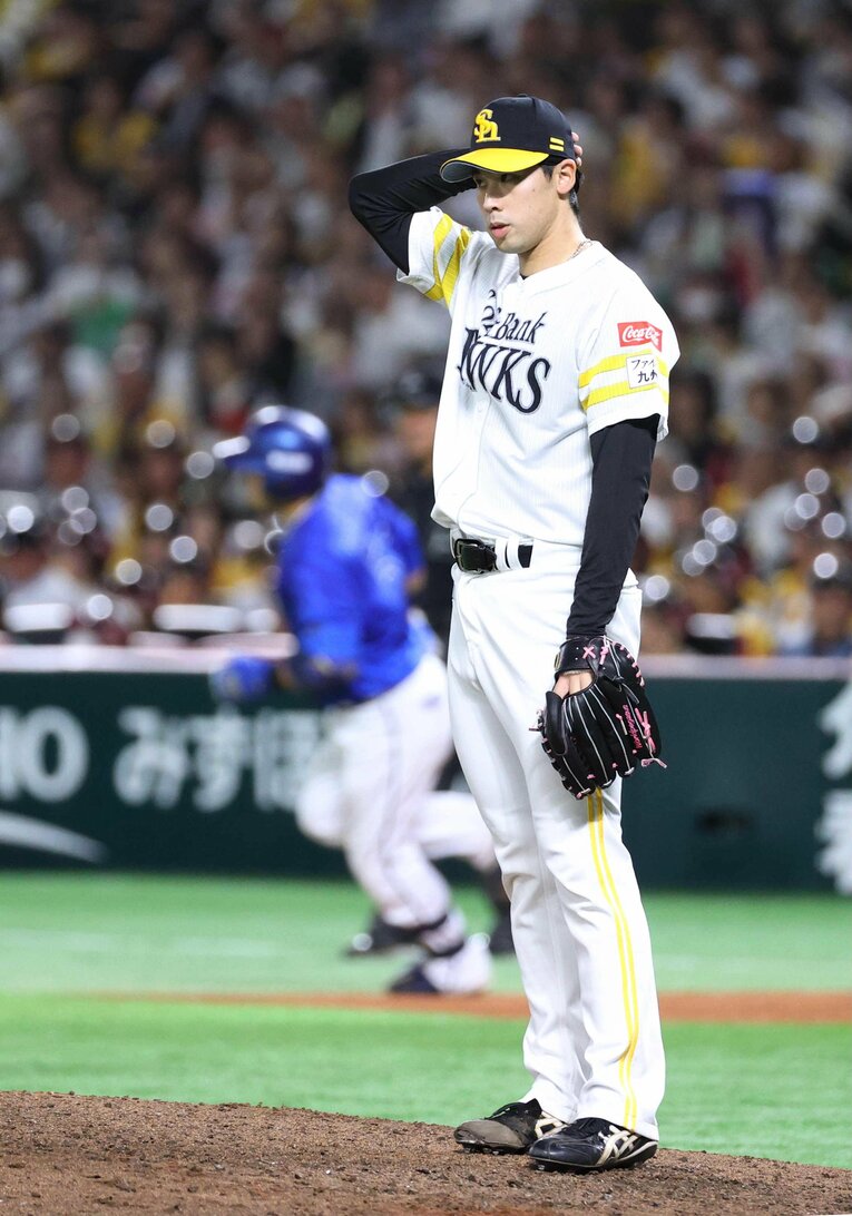 宮﨑に痛打を浴びた尾形　©JIJI PRESS