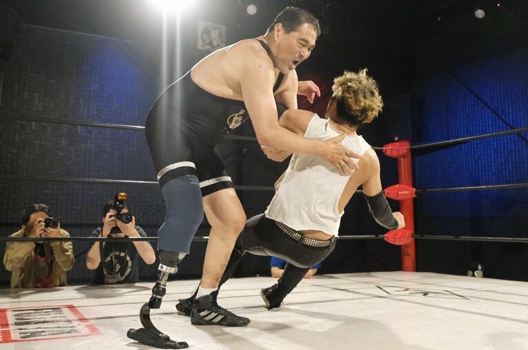 2019年に右足を切断し、義足レスラーとして活動を続ける谷津嘉章。新団体「hotシュシュ」にて久々のシングルマッチを行った ／ photograph by Norihiro Hashimoto